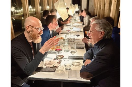 Zwei Männer unterhalten sich an einem Tisch im Restaurant