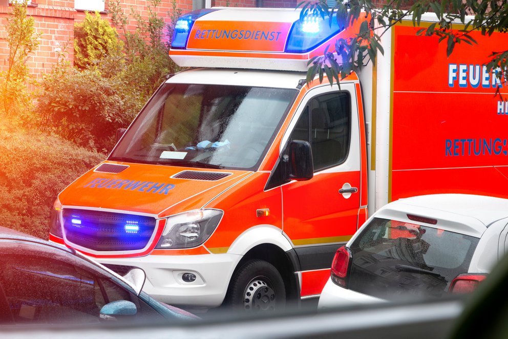Das Bild zeigt einen Rettungswagen mit Blaulicht.