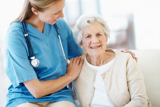 Das Bild zeigt eine Krankenschwester mit einer Seniorin.