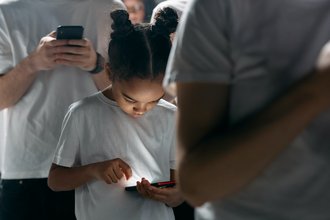 Erwachsene und Kinder am Handy