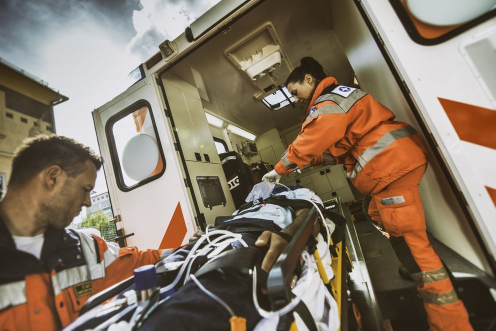 Das Bild zeigt Rettungssysanitäter und einen Rettungswagen.