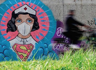 Wandgraffiti einer Krankenschwester mit Superman-T-Shirt