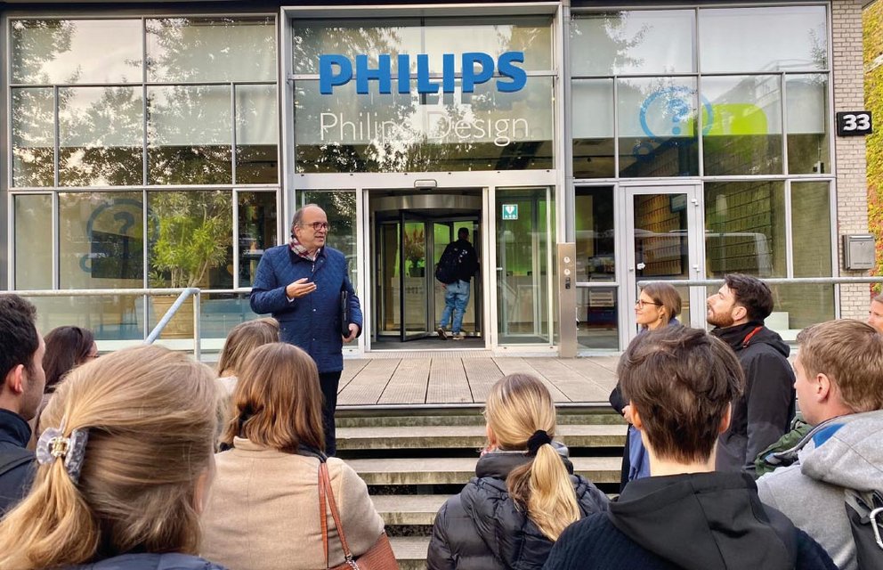 Teilnehmer*innen vor Philips-Gebäude