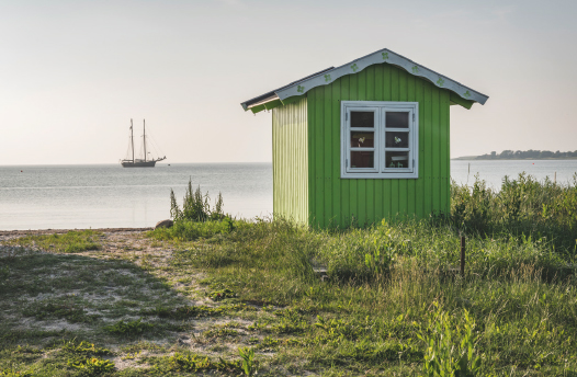 kleines Holzhaus am Meer